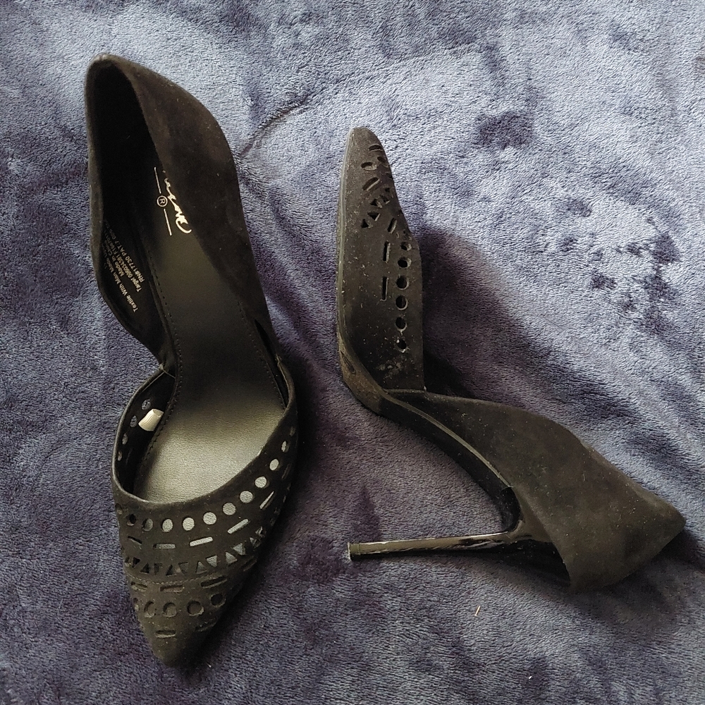 black suede high heel pumos
